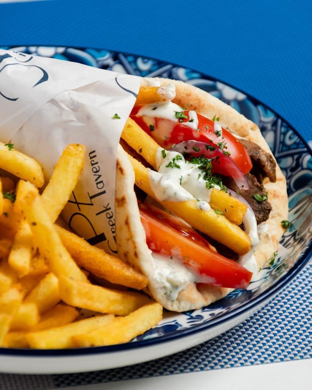 Gyro griego con papas fritas en OPA Greek Tavern, Casco Viejo, Ciudad de Panama