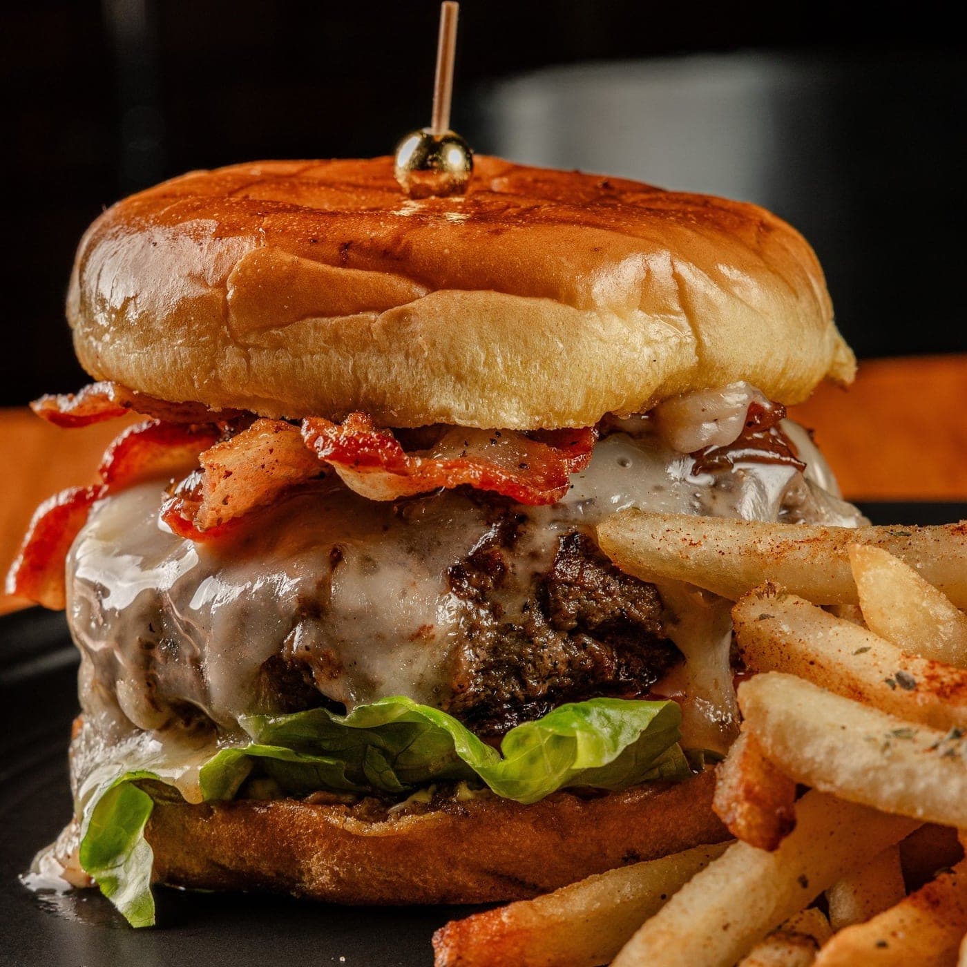 Hamburguesa con tocino y papas fritas en Ostinato Pub, San Francisco, Ciudad de Panama