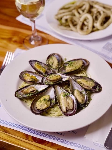 Mussels in garlic butter with fried calamari and white wine at Parrillada Jimmy, San Francisco, Panama City