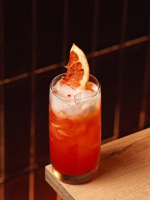Coctel de ron con rueda de toronja deshidratada en Pedro Mandinga Rum Bar & Cafe, El Cangrejo, Ciudad de Panama