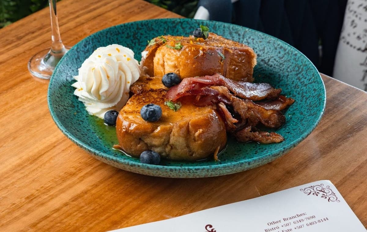 Tostadas francesas, tocino y mimosa en Petit Paris, Costa del Este, Ciudad de Panama