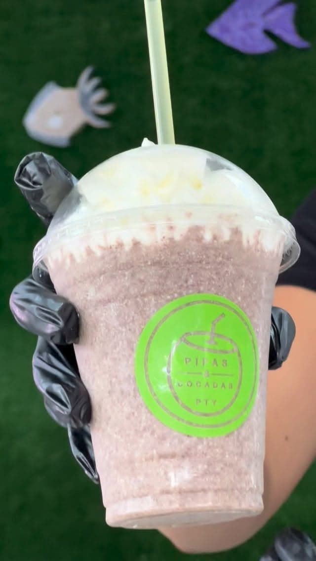 Batido de coco cookies and cream en vaso de la marca en Pipas & Cocadas, El Cangrejo, Ciudad de Panama