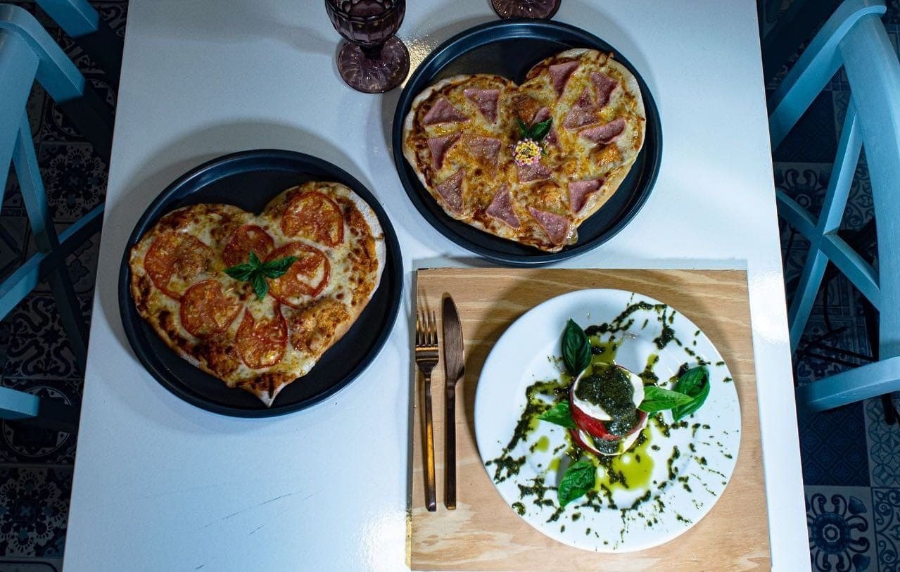 Pizzas en forma de corazón y caprese en Porto Pizza Pty, Amador, Ciudad de Panamá