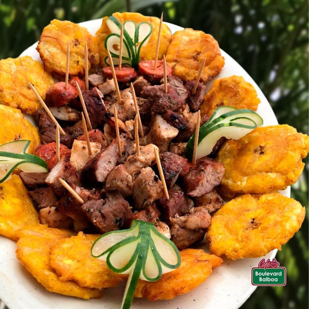 Picada de carnes a la parrilla con patacones en Café Boulevard Balboa, Bella Vista, Ciudad de Panamá