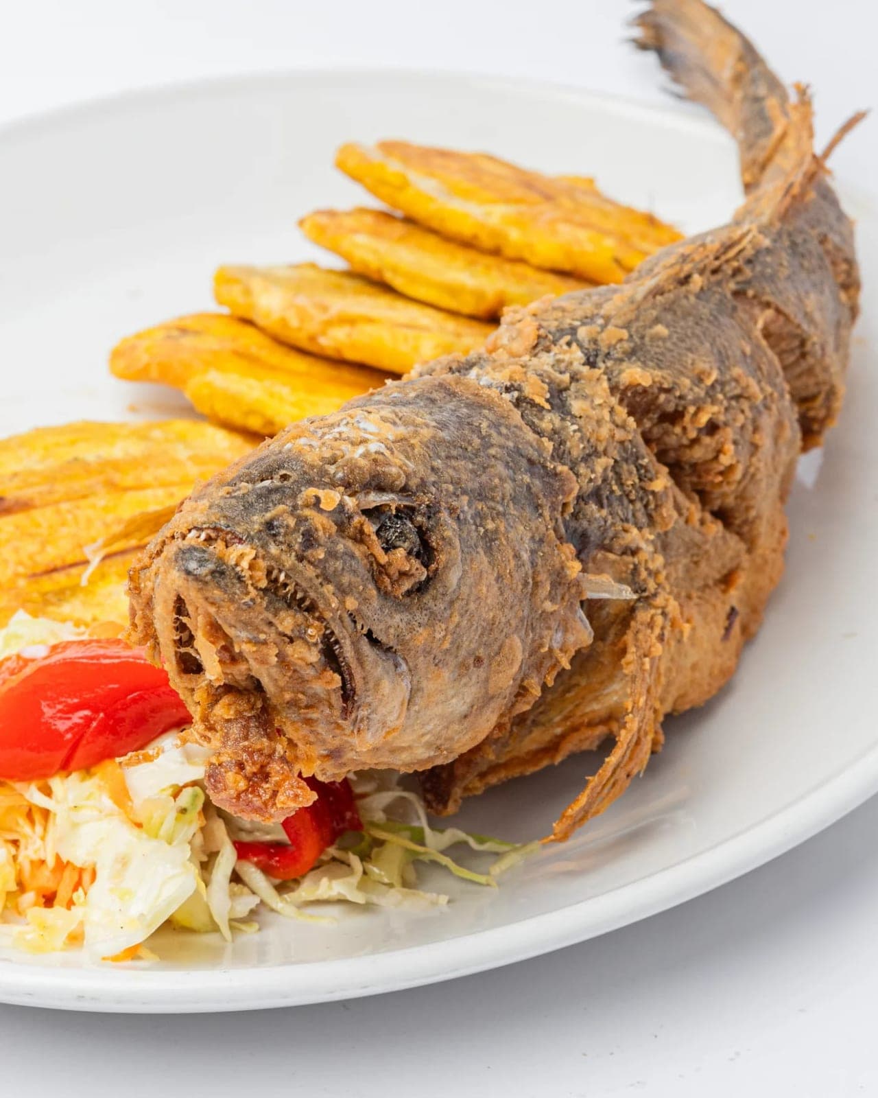 Pescado frito entero con patacones en Restaurante Del Prado, Vía Argentina, El Cangrejo, Ciudad de Panamá