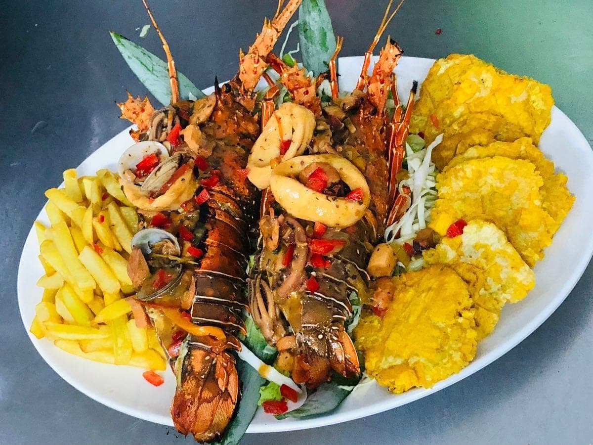 Bandeja de langosta en Don Alfaro, Mercado de Mariscos, Ciudad de Panama