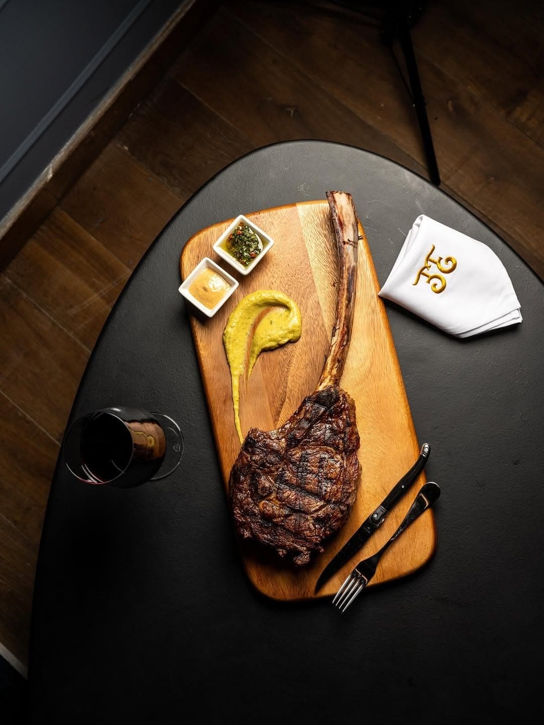 Tomahawk a la parrilla en tabla de madera con chimichurri en El Enemigo, Casco Viejo, Ciudad de Panamá