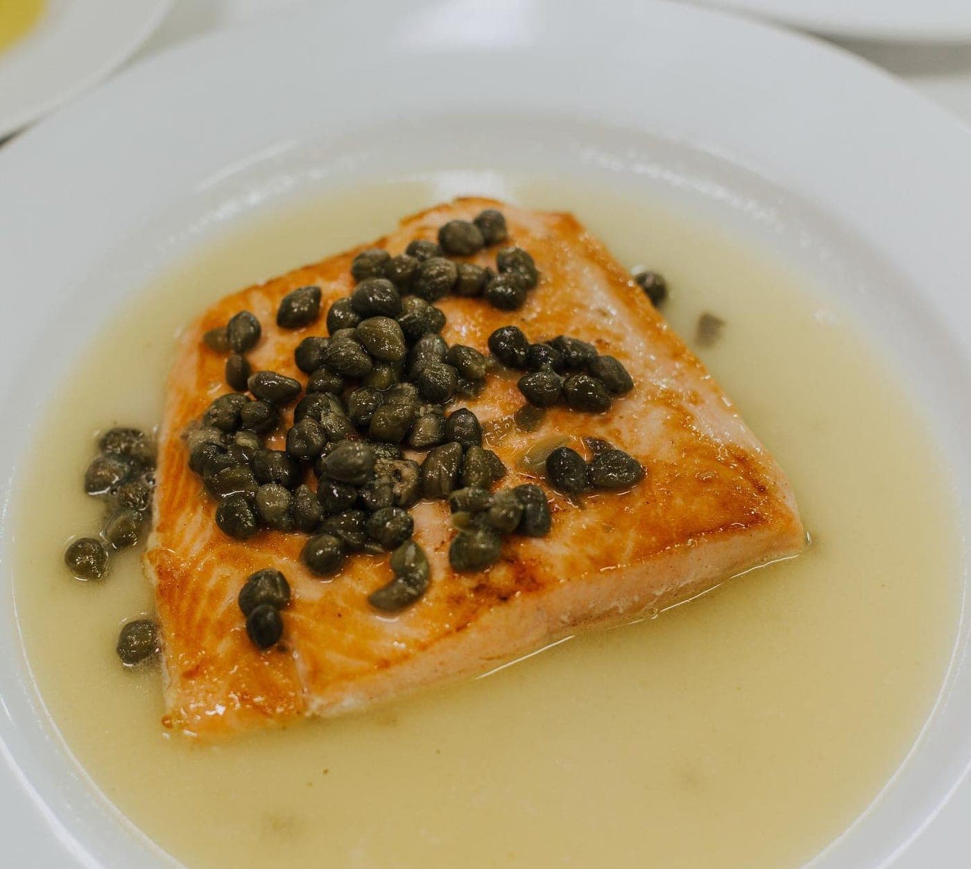 Salmon con alcaparras en Restaurante La Fragata, Obarrio, Ciudad de Panama