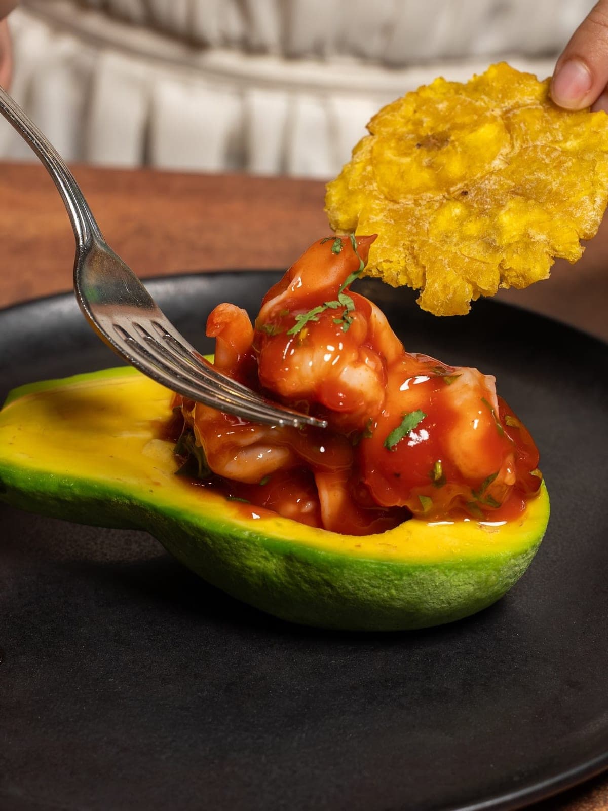 Ceviche cartagenero servido en aguacate en La Papa, Town Center Costa del Este, Ciudad de Panamá