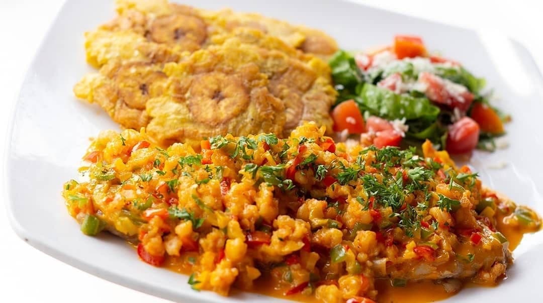 Filete de corvina en salsa criolla con patacones en Pencas, Amador, Ciudad de Panama
