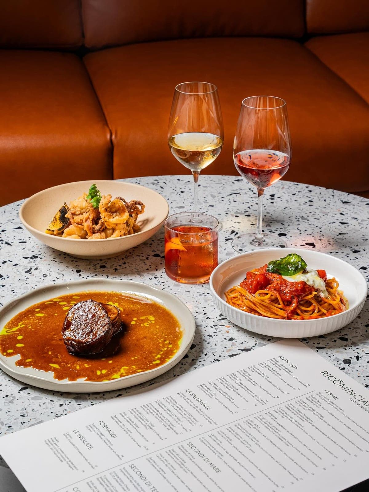 Platos italianos y vino en Ricominciare Cucina Italiana, Marbella, Ciudad de Panamá