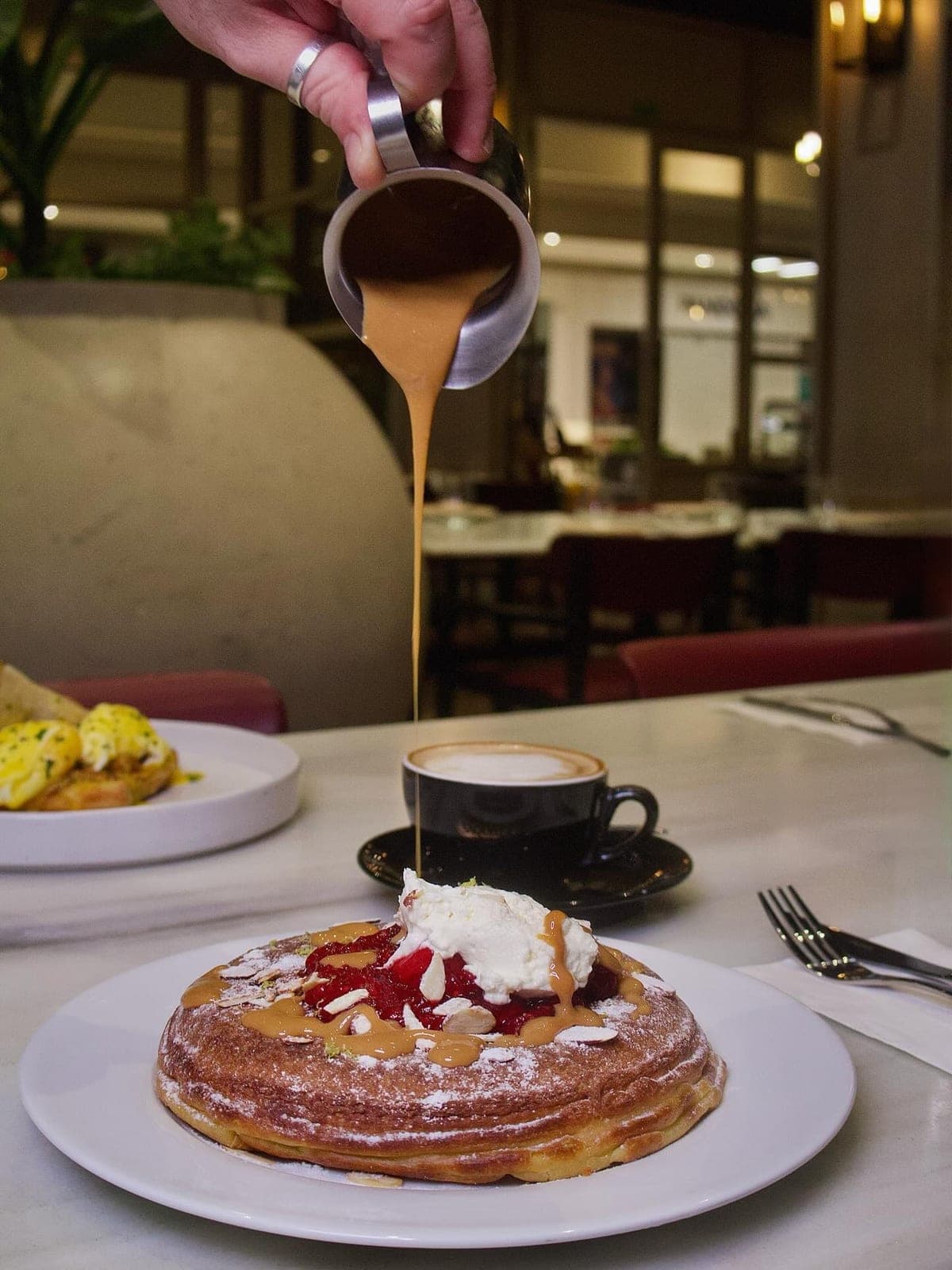 Pancake souffle con dulce de leche en Saquella Espresso Club, Town Center, Costa del Este, Ciudad de Panama