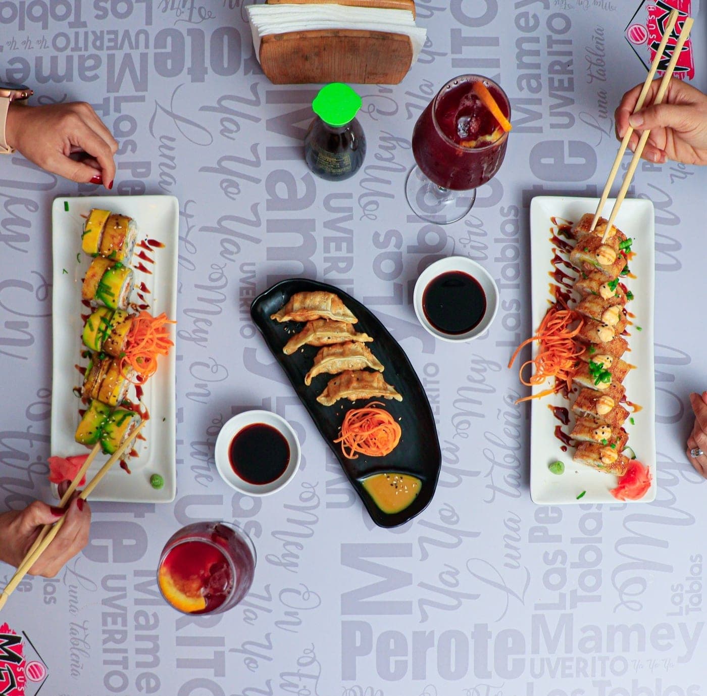 Rollos de sushi y gyozas en Sushi Mey, Ciudad de Panama