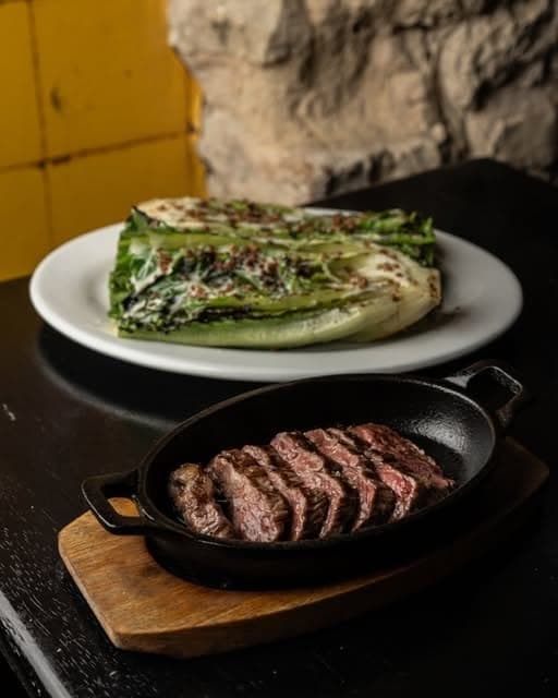 Churrasco a la parrilla con lechuga romana asada en Tasca La Candelaria, Casco Viejo, Ciudad de Panama