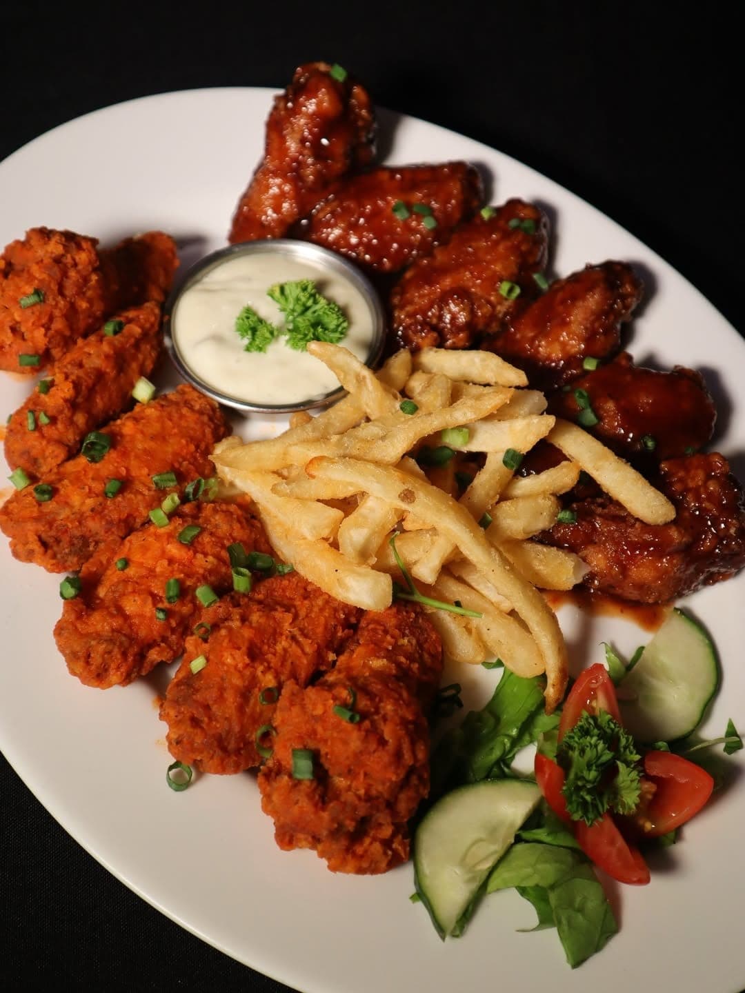 Plato de alitas de pollo y papas fritas en The Bench Steakhouse, Bella Vista, Ciudad de Panama