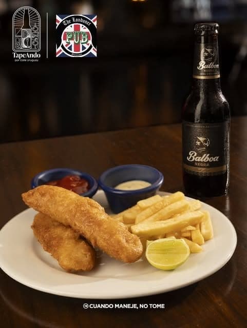 Fish and chips con una cerveza Balboa en The Londoner Pub & Restaurant, Bella Vista, Ciudad de Panama