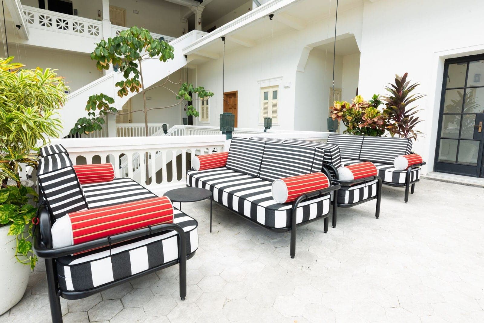 Patio-lounge al aire libre del American Trade Hotel, sede de Tiempos Coffee, Casco Viejo, Ciudad de Panamá