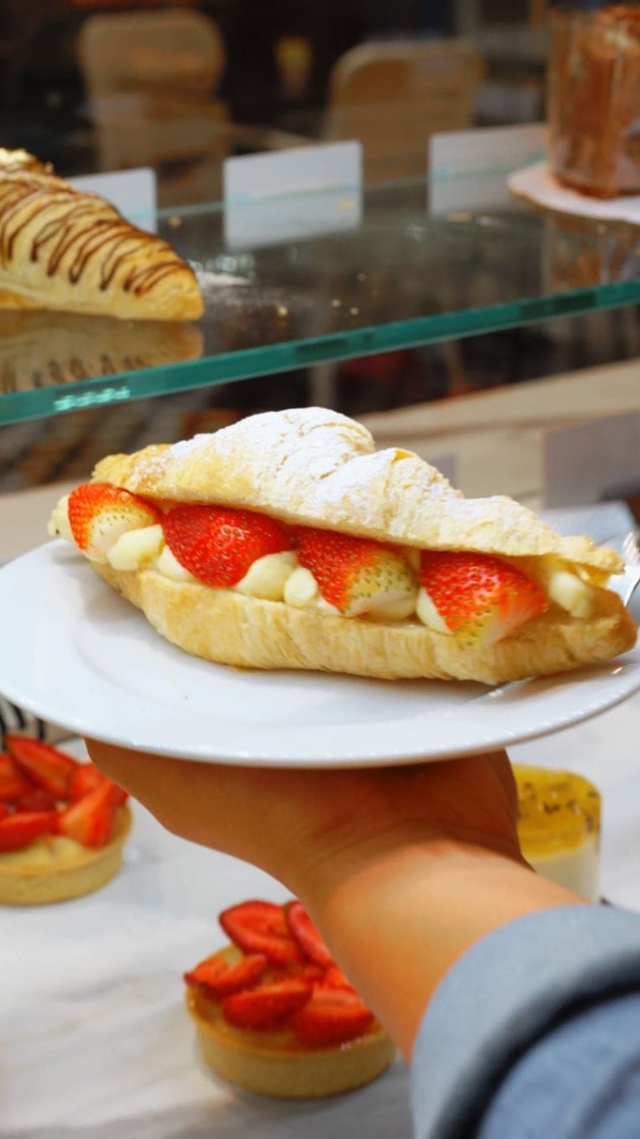 Croissant de fresas con crema en Tonos Cafe Bakery, Costa del Este, Ciudad de Panama