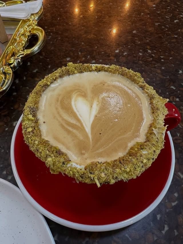 Cafe latte de especialidad en Tres Cosechas Specialty Coffee, El Cangrejo, Ciudad de Panama