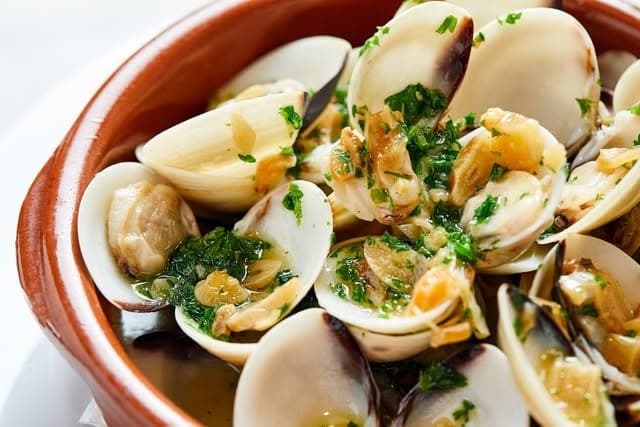 Almejas al ajillo con perejil en Vinoteca Cucina di Ciniglio, El Cangrejo, Ciudad de Panama