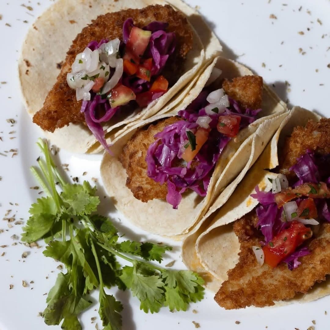 Tacos de pescado crujiente con ensalada de repollo y pico de gallo en Walk-A-Mole, Obarrio, Ciudad de Panamá