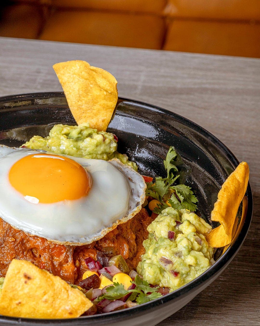 Bowl de carne con huevo frito y guacamole en Yoss Burger Bar, Punta Paitilla, Ciudad de Panamá
